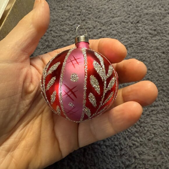 Vintage Glass Christmas Ornaments Set Of 6 Red & Silver Glitter Accents 1 Broken - Picture 6 of 16